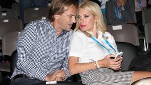 Λίγες ημέρες πριν αναχωρήσουν για ένα ακόμα εξωτικό προορισμό για τις μέρες των χριστουγέννων, η διάσημη παρουσιάστρια και ο άνδρας της εθεάθησαν στο αεροδρόμιο της θεσσαλονίκης. Elenh Menegakh Makhs Pantzopoylos H Kryfh Proika Ekatommyriwn Eyrw Grxpress