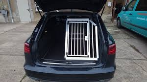 La porte s'ouvre vers le haut est maintenue par des ressorts à pression à gaz. Hundeboxen Fur Audi Faustmann Hundeboxen