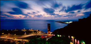 建議造訪打狗英國領事館官邸的最佳時間是下午到傍晚時分 往東望 整個高雄港區的壯麗景觀一覽無遺 高雄85大樓 夢時代摩天輪 形成一幅熱鬧繽紛的現代畫作 向南看 與旗津漁港遙望 漁船 渡輪往返 偶爾傳來汽笛聲 顯得平靜而悠閒 往西望 則是台灣八景之