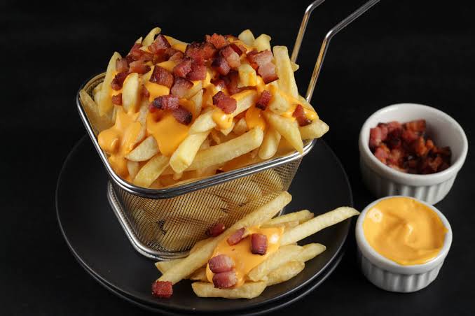 Batata Frita c/ Cheddar e Bacon (Média)