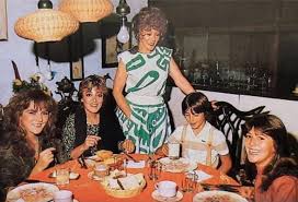 En la serie de silvia pinal se dio a conocer la violencia que sufría la actriz por parte de su pareja enrique guzmán, pero hubo un capítulo que no se quiso dar a conocer. Con Foto Inedita Sylvia Pasquel Recuerda A Viridiana Su Hermana Fallecida