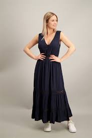 Des robes, jupes et autres articles de modes issus d'un univers féminin et doux au look bohème, rétro chic. Robe Longue Unie Avec Broderies Fermeture Eclair Au Dos Molly Bracken Espace Mode