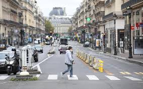© francois guillot une rue vide de paris lors du 1er confinement le 18 avril 2020. Dans Les Rues De Paris Reconfine Une Certaine Gravite Dans Les Regards Le Parisien