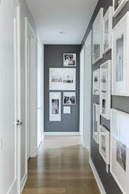 1001 Conseils Et Idees Pour Arranger Un Mur De Cadres Parfait Small Hallway Decorating Hallway Designs Hall Decor