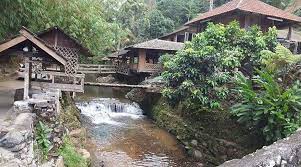 Pasalnya, sebelum sah dibuka untuk biasa pada tahun 2004, lokasi tersebut ini ditutupi semak belukar. Cuti Hujung Minggu Tak Tahu Nak Kemana Jom Ke Kemensah Chalet Waterfall Sungai Kemensah Selangor Tempat Menarik