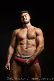 Vídeo do do Ex-jogador Miguel Guerrero mostrando a pica grande e gozando -  Fotos de Pênis