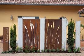 Sichtschutz Vista Aus Cortenstahl Zwischen Granitstelen Aus Cortenstahl Granitstelen Sichtschutz Vista Zwischen In 2020 Backyard Fences Fence Design Fence Art