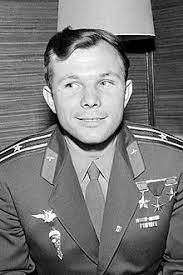 Youri alexeïevitch gagarine, né le et mort le 27 mars 1968, est le premier homme à avoir effectué un vol dans l'espace au cours de la mission vostok 1 le 12 avril 1961, dans le cadre du programme spatial soviétique. Youri Gagarine Vouiquipedia
