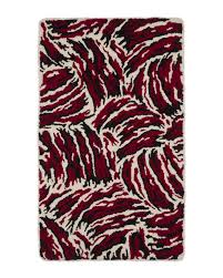 The Interview With Moira Quinn O Neil A Weaver And Hand Tufter Based In Chicago Adfウェブマガジン Adf Web Magazine In 2020 Quinn Tufted Rug Latch Hook Rugs