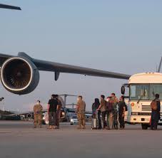 United states troops have taken control of the airport in kabul, afghanistan, as chaos continues after afghanistan's president fled the country over the weekend and the taliban seized control of. Afghanistan Warnung Vor Terrorgefahr Am Flughafen Kabul Video Welt