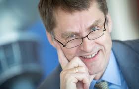 Qué? S04E10: UK ambassador to Spain Hugh Elliott discusses the coronavirus  crisis