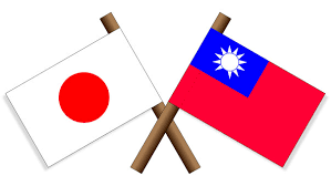 2008 年 12 月 15 日，大陆与台湾地区终于就直航达成协议。中断了 60 多年之后，两岸同胞终于不必忍受转机之苦。但是受政治影响，一些台湾政客提出不能承认五星红旗。为了避免这个因素的干扰，双方协定在参与直航的航空器机身上，避开国旗图案。 å°æ¹¾å½æã¤ã©ã¹ã ç¡æã¤ã©ã¹ããªã ã¤ã©ã¹ãac