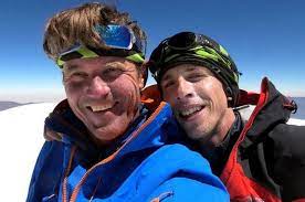 Baruntse, a substantial and symetrical snow peak, has four ridges and four summits. Nxkozhaln8lfum