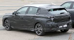 Cette nouvelle peugeot 308 est un jalon majeur dans la montée en gamme de la marque peugeot avec un concentré de nouvelles technologies dans un nouvel écrin au style encore plus affirmé. 2021 Peugeot 308 Compact Hatchback Reveals More Details In New Spy Shots Carscoops