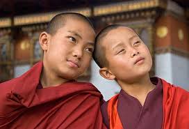 Jornada pelos vales e montanhas do Butão busca a Felicidade Interna Bruta