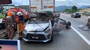 Tujuh maut manakala 3 cedera dalam kemalangan membabitkan sebuah lori dan mpv perodua alza di jalan keramat pulai, simpang pulai menghala ke cameron highlands, petang ini. Wanita Hilang 3 Anak Kereta Dipandu Rempuh Treler Pulang Dari Kampung