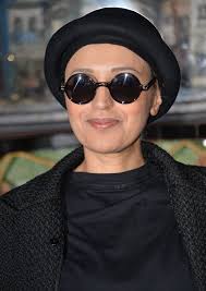 Lââm veuve inconsolable : elle se recueille sur la tombe de son mari et  partage un douloureux message