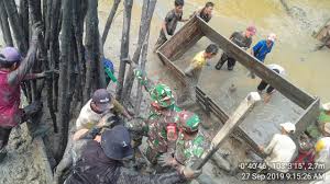 I love this very old call back. Bersama Anggota Tni Dari Satuan Koramil 07 Reteh Melaksanakan Gotong Royong Icnews Jendela Informasi Mencerdaskan Anak Negeri