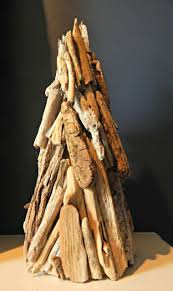Diy Float Holz Deko 24 Projekte Die Diesen Sommer Ausprobieren Dekoration Treibholz Weihnachtsbaum Treibholz Arbeiten Deko