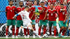 حالة من الحزن خيمت على الأوساط الرياضية المغربية بعد وفاة لاعب نادي الشباب البيضاوي رضا الساقي، 21 عاما، أثناء مشاركته في مباراة فريقه ضد ضيفه حسنية بنسليمان في. Rt Arabic Ø±ÙˆÙ†Ø§Ù„Ø¯Ùˆ ÙŠØ«Ù†ÙŠ Ø¹Ù„Ù‰ Ù„Ø§Ø¹Ø¨ Ù…ØºØ±Ø¨ÙŠ