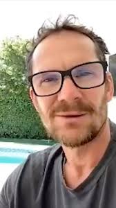 Oh hey look it's @karlurban with quite an animated message for CCXP! Make  sure you watch all the way to the end. 😈