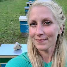 Photos by women in beekeeping (@beekeepersclup) · May 14, 2022