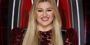 Kelly Clarkson's Fans Gush over Her 'Fierce' Outfit as She Showcases Her  Slimmed-Down Figure