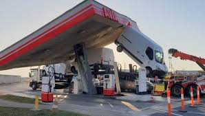 Two significant minority language communities of. Marne Un Camion S Encastre Sous Le Toit D Une Station Service Sur L Autoroute A4