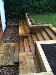 Stufen Wande Terrasse Mit Neuen Bahnschwellen Abschussiger Garten Hinterhof Terrassen Designs Und Terassenentwurf