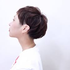 マッシュラインのショートヘア ダークなレッドにカラーして 刈り上げヘア 髪型 ベリーショート レディース 女性 髪型 ショート