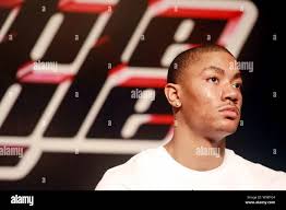 NBA Spieler Derrick Rose von den Chicago Bulls spricht während einer  Kampagne in Shanghai, China, Sonntag, den 23. August 2009. Dwight Howard  und Derrick Rose sind Stockfotografie