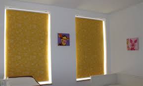 Abdunkelnde Rollos Im Kinderzimmer Rolloer Blinds In A Kids Room Yellow Rollo Gelb Kids Kinder Dunkel Schl Rollo Kinderzimmer Kinder Zimmer Haus Deko