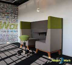 de ergonomische swopper microvezel zit stahulp health2work zithouding kruk in beweging