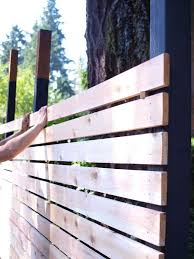Des salons de jardin pour profiter des beaux jours. Cloture De Jardin Pas Cher Diy Bois Planches Diy Backyard Fence Backyard Fences Fence Design