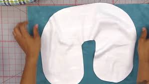 Memilih bantal dari bahan dakron sangat cocok untuk . Cara Membuat Bantal Leher Agar Perjalanan Lebih Nyaman Teman Kreasi