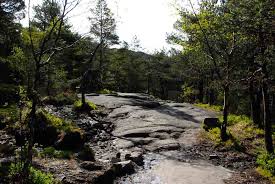 The hike to moslifjellet leads through vatne and has the same start as the hike to the preikestolen. Wanderung Auf Den Preikestolen 604 Meter Senkrecht In Die Tiefe Starren Looping Zusammen Die Welt Entdecken