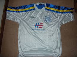 Here you will find a wide selection of official products, including replica kit, training wear, fashion, homewear, souvenirs and gifts. St Johnstone Away Football Shirt 1998 2000