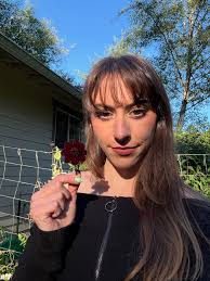 Hi 👋🏼 it's been a minute since I have introduced myself to all you new  followers out there. My name is Hazel and I like flowers and worms. Thank  you for supporting