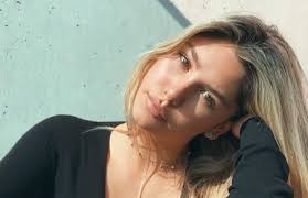 No te creas tan importante, 24 horas, por vivir jugando, asi fue, te vas, monthly listeners: The Daughter Model Of Chino Rios Showed His Hidden Talent Fleej