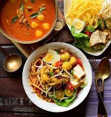 Kebetulan saya ada beli majalah saji dan di dalamnya ada resepi mee kari ipoh. Resepi Mee Kari Ayam Azie Kitchen Resepi Book D