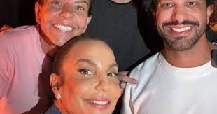 Ivete Sangalo é gravada aos beijos com empresário durante casamento