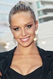 Tara Holt's Instagram, Twitter & Facebook