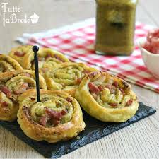Con un coltello affilato tagliate il rotolo e ricavate delle girelle spesse circa 1 cm e 1/2 (8). Girelle Salate Di Pasta Sfoglia Pesto E Speck Tutto Fa Brodo In Cucina