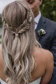 French braid for a crown for wedding hairstyles braid makes for a beautiful and classy updo that will set you apart from the rest. Lavendel Garten Hochzeit Inspiration Garten Hochzeit Inspiration Lavendel Hair Styles Wedding Hair Half Braided Hairstyles For Wedding