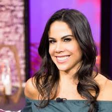 Con visión periodistica desde cualquier perfil, paola rojas es la mejor informadora por televisión y éso se refleja en sus exitosos espacios informativos tanto en forotv como en radio. Paola Rojas Enamora Con Mini Tacones De Animal Print Soy Carmin