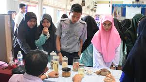 Sekolah menengah teknik menjurus kepada sijil pelajaran malaysia aliran teknikal yang di tawarkan di 9 buah sekolah menengah teknik seluruh malaysia yang memberikan fokus kepada bidang pengajian kejuruteraan awam, elektrikal elektronik, mekanikal, perdagangan dan sains pertanian. Sekolah Menengah Teknik Kuala Terengganu Ocean Hope