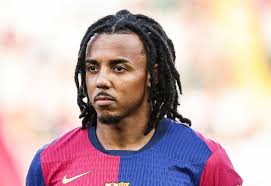 🚨 Barcelona are ready to offer a new contract to Jules Kounde. 🇫🇷 Club  officials have been impressed with the way he dealt with an official  warning over poor timekeeping. 🕰️ (Source: SPORT)