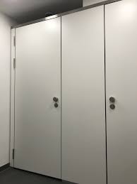 Bodenstehende Front Im Behinderten Wc Zur Abtrennung Von Putz Und Technikraum Trennwand Einrichtung Schrank
