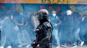 En redes sociales fueron difundidas unas curiosas imágenes donde un joven usa varias prendas del esmad, durante las manifestaciones que tuvieron lugar la semana pasada en la ciudad de bogotá. Denuncian Acciones Represivas En Medio Del Paro Nacional En Colombia Noticias Telesur