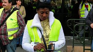 Bien loin des revendications des gilets jaunes. Ces Gilets Jaunes D Origine Africaine Bbc News Afrique